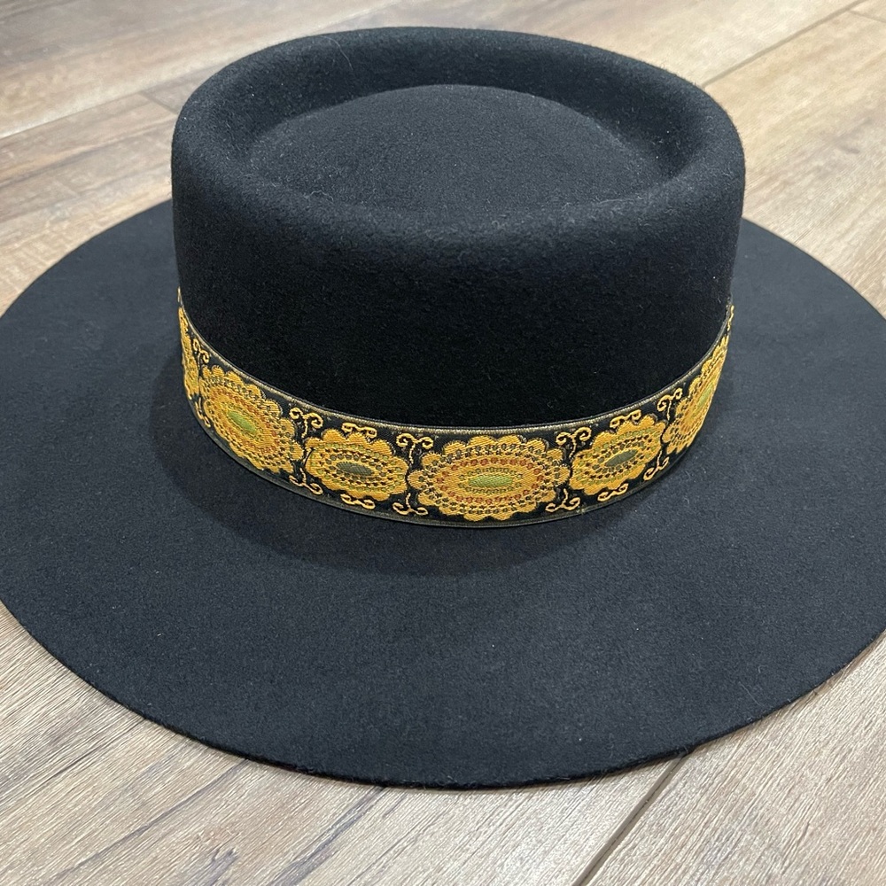 Lack of color- Lolita hat (size small- 55cm)